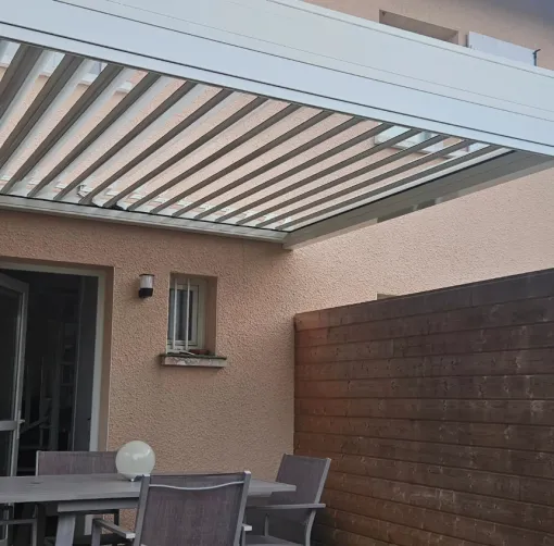 Pergola bioclimatique à Anglet, Bayonne, Caballero Stores