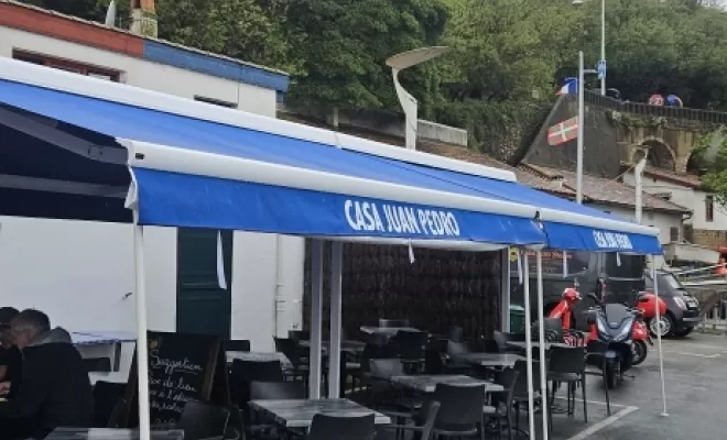 Bâches repliées, étai posé.