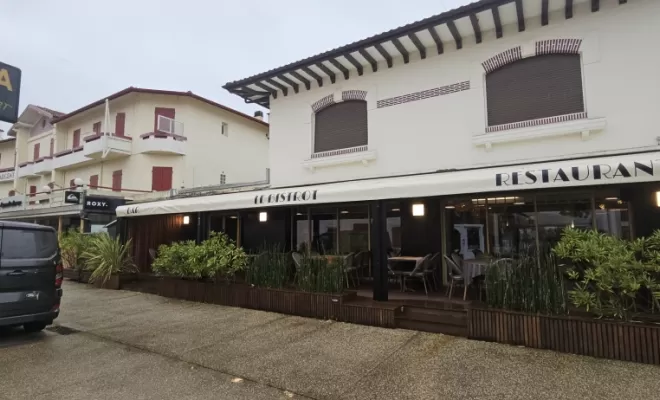 Installation d'une bâche tendue sur une pergola en métal a vieux boucau., Bayonne, Caballero Stores
